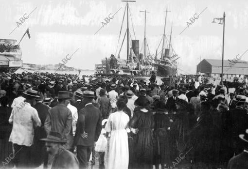El público despidiendo a las tropas que embarcaron para Marruecos el 30 de junio de 1923